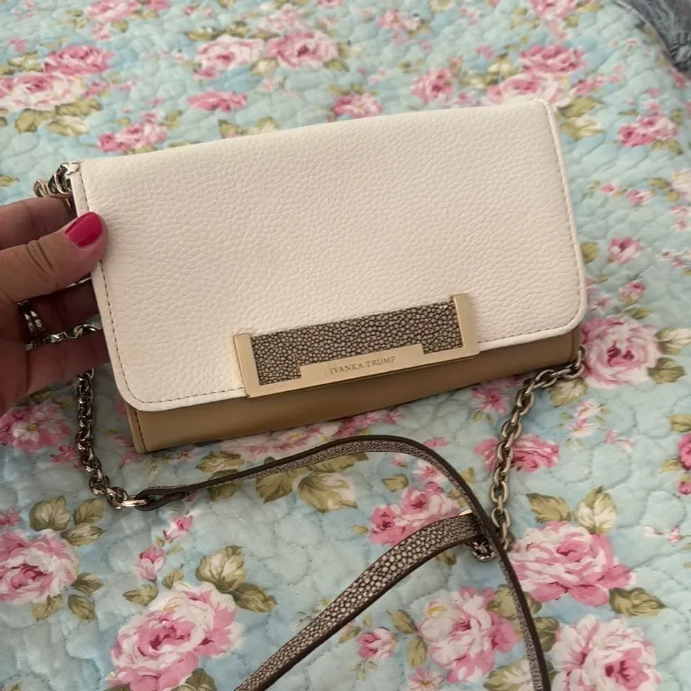 *Ivanka Trump* Classic Tan & Beige Cream Crossbody Handbag Purse EUC Gold Chain - Picture 2 of 8